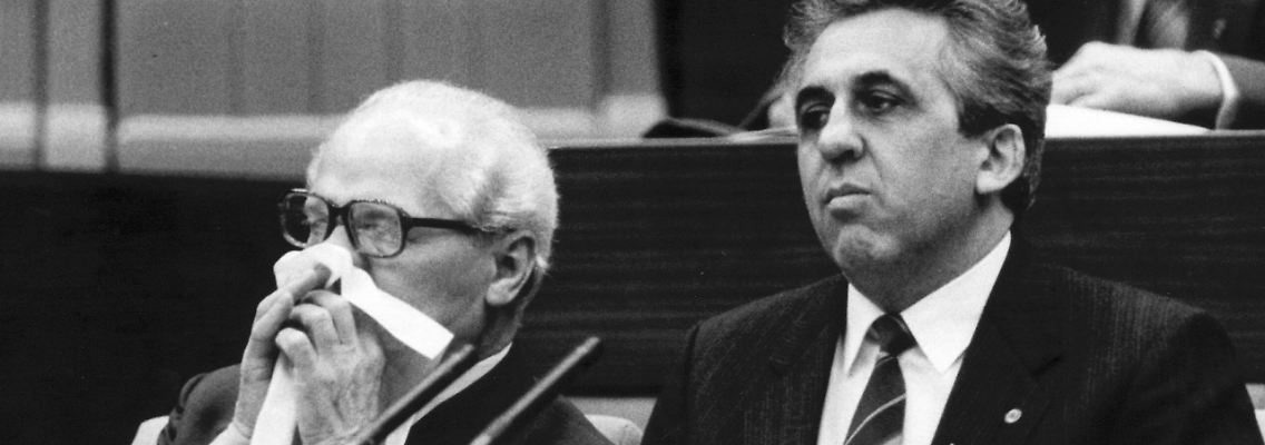 Egon Krenz betreibt erfolgreich Erich Honeckers Ablösung.