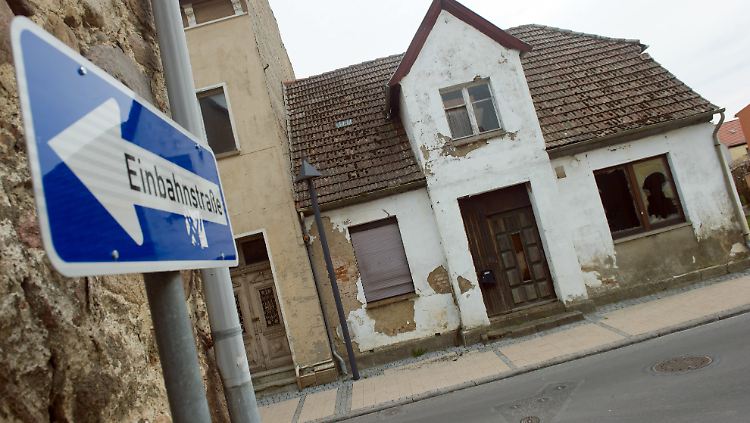 Klischee vom verfallenen Ost-Dorf: Vor allem AfD und Linke konzentrieren sich bei der Debatte auf die Probleme der neuen Bundesländer.