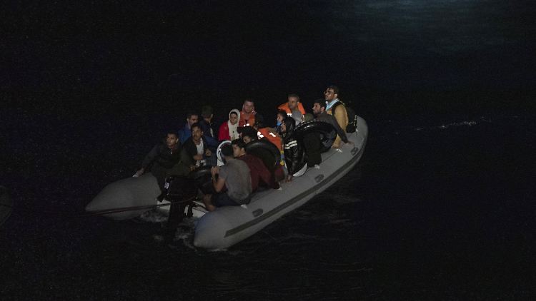Immer wieder versuchen Menschen, in Schlauchbooten von der Türkei nach Griechenland zu kommen (Archivbild).
