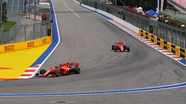 Nicht nur in dieser Szene lag Charles Leclerc im Training vor Sebastian Vettel.