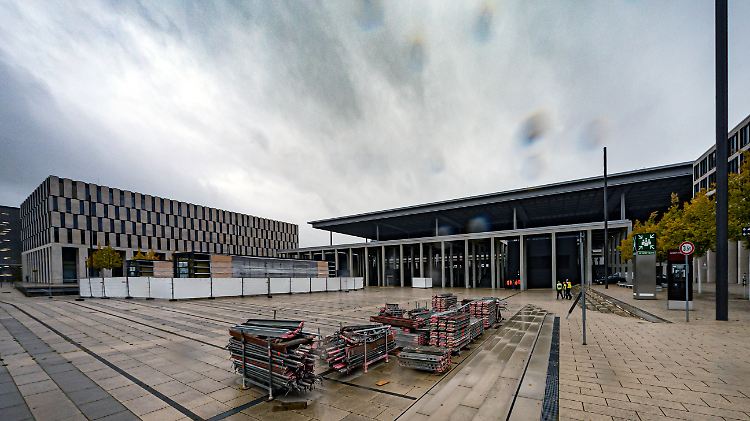 Das wird noch verbaut oder verräumt - große Aufgaben sehen die Planer und Bauer am BER nicht mehr.