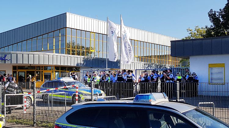 Laut Bericht der Stadtverwaltung sollen 300 bis 400 Menschen die Mitarbeiter des Schwimmbads attackiert haben.