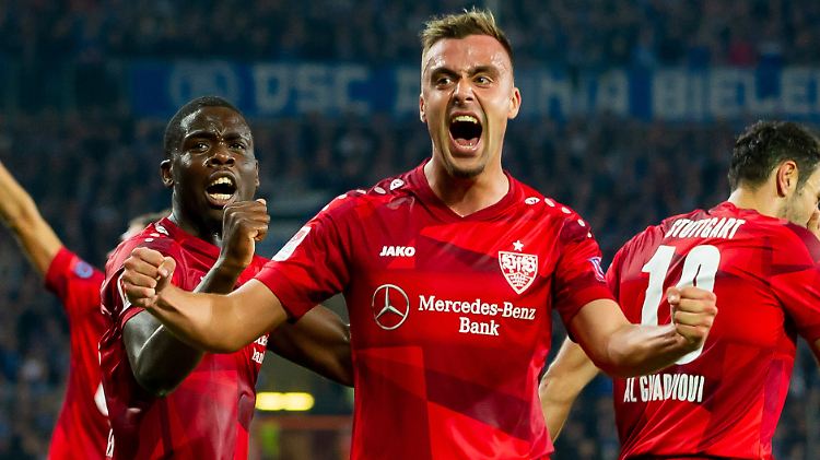 Philipp Förster bejubelt seine Vorlage zum 1:0 - damit bleibt der VfB Stuttgart Tabellenführer in der zweiten Bundesliga.