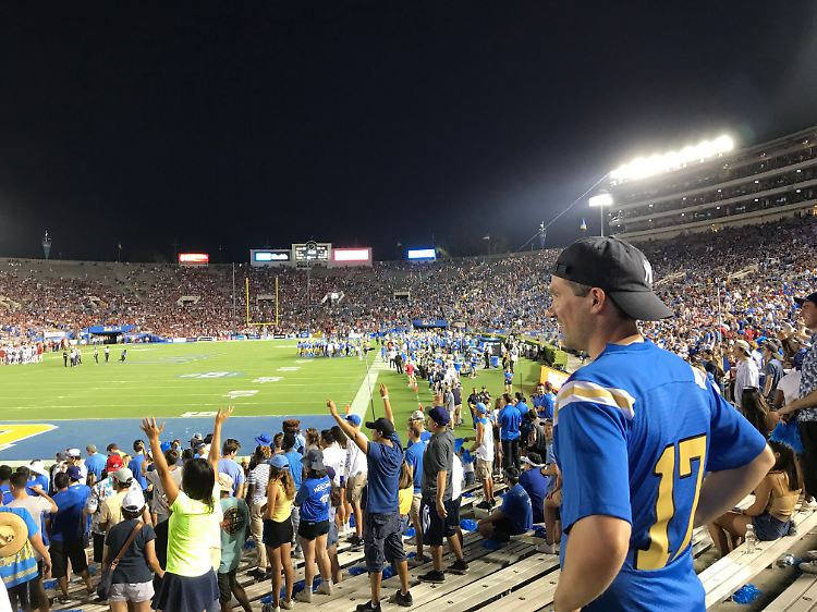 Im Rose Bowl gab's für die UCLA-Fans wenig zu jubeln, aber die Party steigt im College Football eh außerhalb des Stadions.