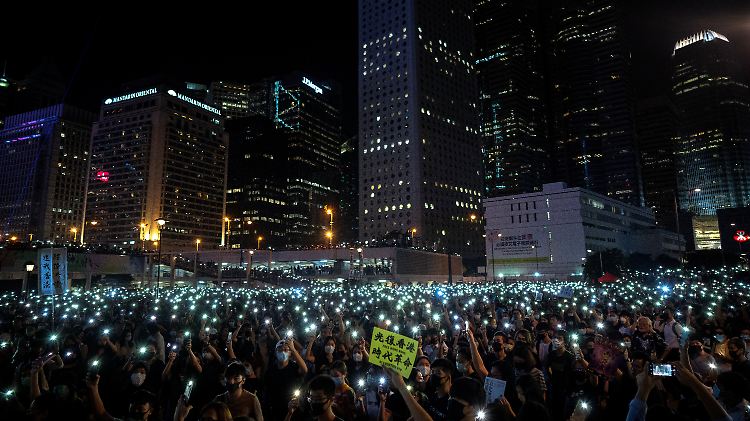 Mit Handy-Taschenlampen gegen die Repression: Kundgebung in Hongkong.