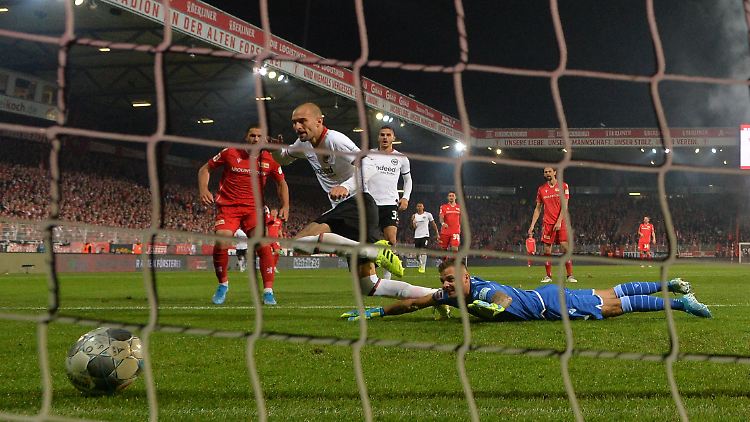 Bas Dost erzielt das 1:0 für seine Eintracht - am Ende darf Frankfurt sich über ein 2:1 und drei Punkte in Berlin freuen.