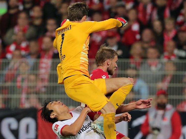 Kevin Trapp räumt Makoto Hasebe ab, Sekunden später ist das Spiel beendet.