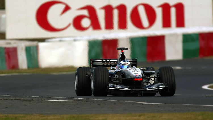 Das britische Team McLaren - hier 2001 - will angeblich künftig wieder mit Mercedes-Aggregaten an alten erfolge anknüpfen.