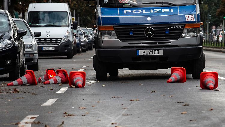 Mit Pylonen markierte die Polizei die Fundorte der sechs Patronenhülsen.