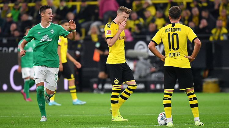 Bremens Friedl bejubelt seinen Ausgleich, Dortmunds Schützen Reus und Götze müssen zuschauen.