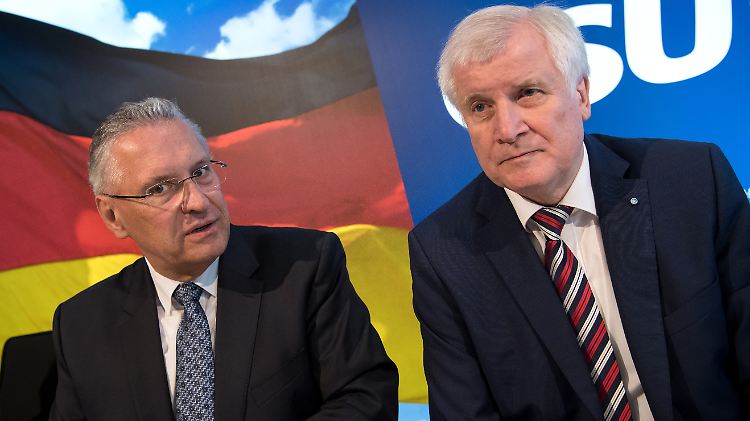 Bayerns Innenminister Herrmann (l.) warnt vor falschen Signalen durch seinen Bundeskollegen Seehofer.