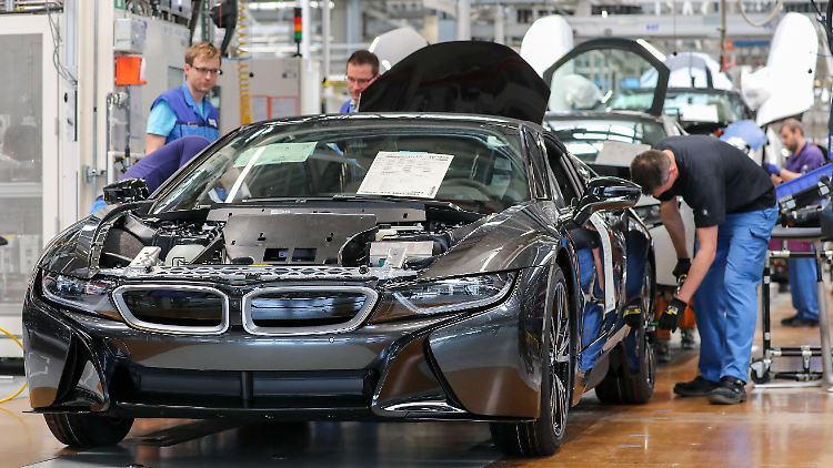 Für die Produktion von E-Autos wie dem BMW i8 werden weniger Arbeitskräfte benötigt.