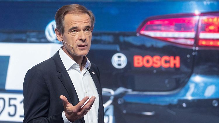 Auch auf Bosch-Chef Denner lastet die Abkehr vom Verbrennungsmotor.