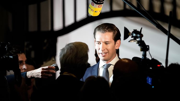 Ein gefragter Mann: Kurz am Wahlabend in der Hofburg in Wien. 