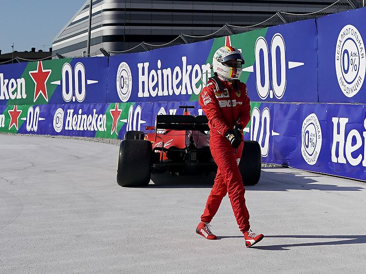 Weil sein Wagen unter Strom stand, sprang Vettel vom Auto ab auf den Boden.