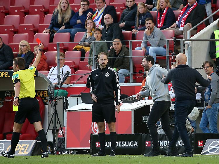Das ging fix: Schiedsrichter Brych zückt erst Gelb, dann Gelb-Rot. Der bestrafte Trainer Schwarz (3.v.l.) zetert.