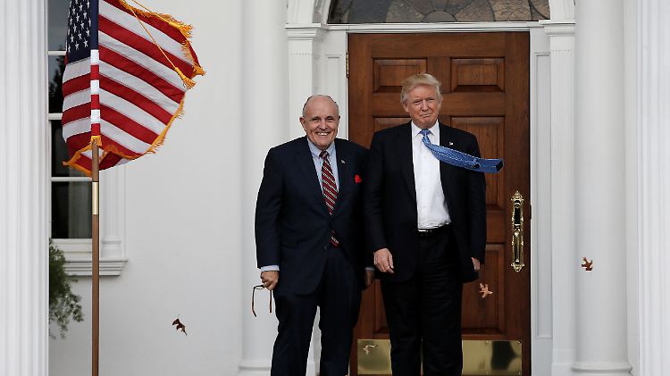 Stehen gemeinsam im Fokus der Ukraine-Affäre: Giuliani und Trump (rechts).