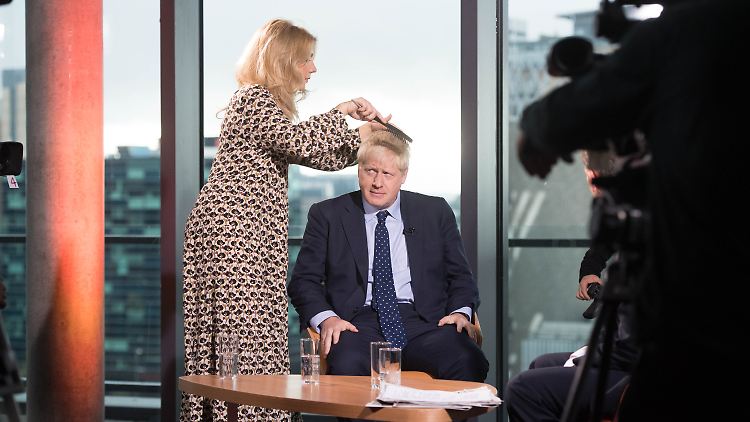 Noch schnell die Haare schön vor der BBC-Sendung, in der sich Johnson unangenehmen Fragen stellen muss.