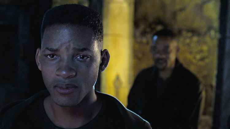 Die neueste CGI-Technik macht es möglich: Der ältere Will Smith hält den jüngeren Will Smith mit einer Waffe in Schach. 
