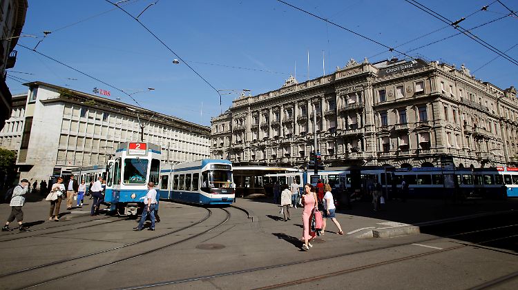 Trügerisches Idyll mit Tram: der Paradeplatz in Zürich mit den Zentralen von Credit Suisse und UBS. 