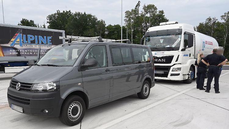 Die Polizei in Niedersachen fotografiert in die Lkw-Fahrerhäuser hinein, um unachtsame Piloten zu erwischen.