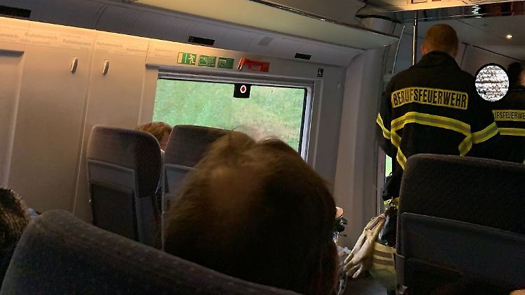 Nach etwa drei Stunden Stillstand wurden die Passagiere von der Feuerwehr aus dem Zug begleitet.