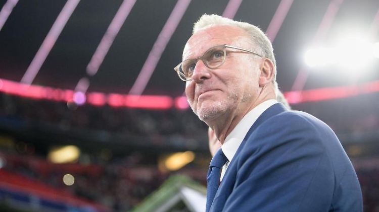 Karl-Heinz Rummenigge stellt sich schützend vor Alexander Nübel.