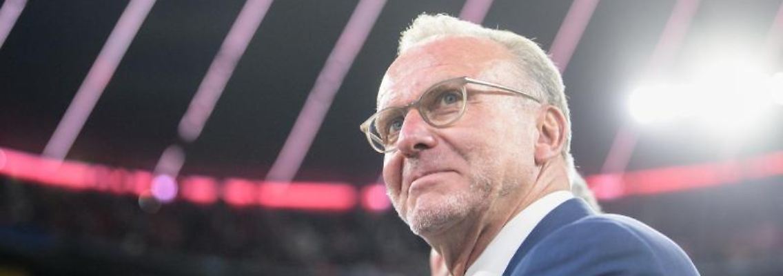Karl-Heinz Rummenigge, Vorstandschef vom FC Bayern, steht vor Spielbeginn am Spielfeldrand. Foto: Matthias Balk/Archivbild