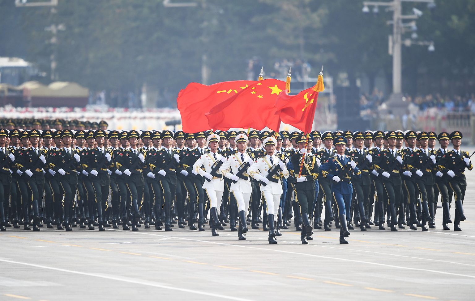 15.000 Soldaten, mehr als 160 Flugzeuge und 580 Panzer und Waffensysteme: Mit der größten Waffenschau ihrer Geschichte feiert die Volksrepublik China ihren 70. Gründungstag.