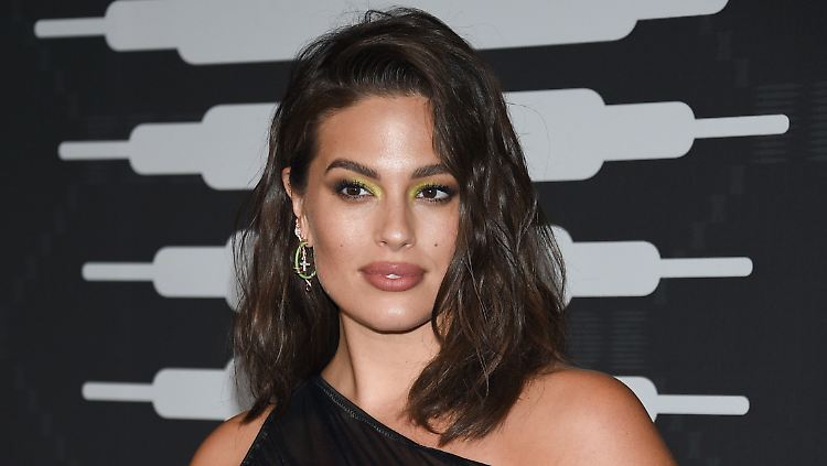 Ashley Graham zeigt sich mit Babybauch in Topform.