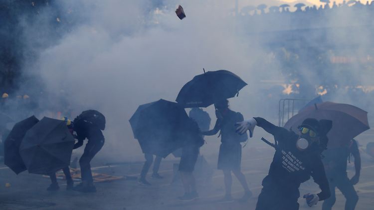 Aktivisten blockierten Straßen, warfen Pflastersteine, legten Feuer und warfen Brandsätze.