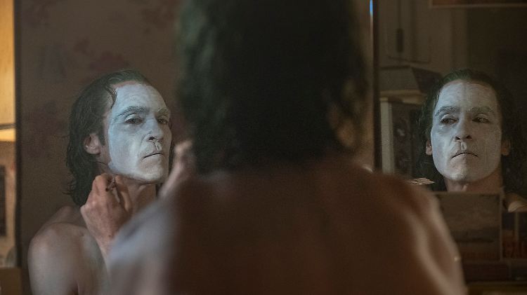 Phoenix spielt Arthur Fleck aka Joker mit vollem Körpereinsatz.