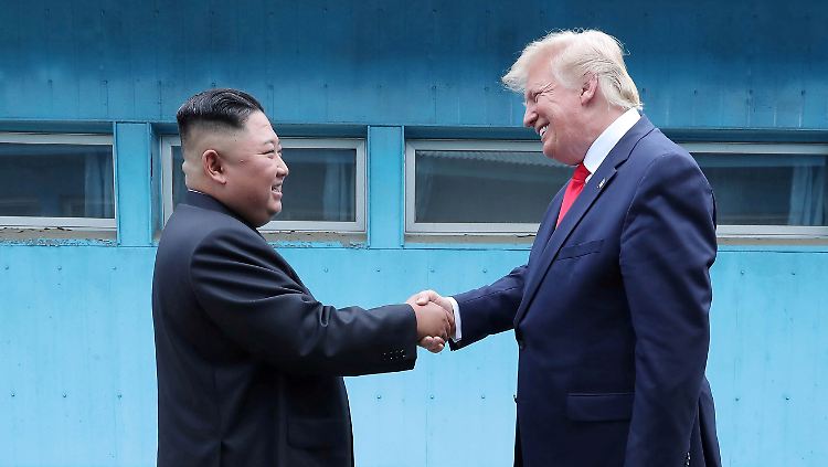 Lassen erst einmal ihre Mitarbeiter für sich sprechen: Kim Jong Un und Donald Trump.