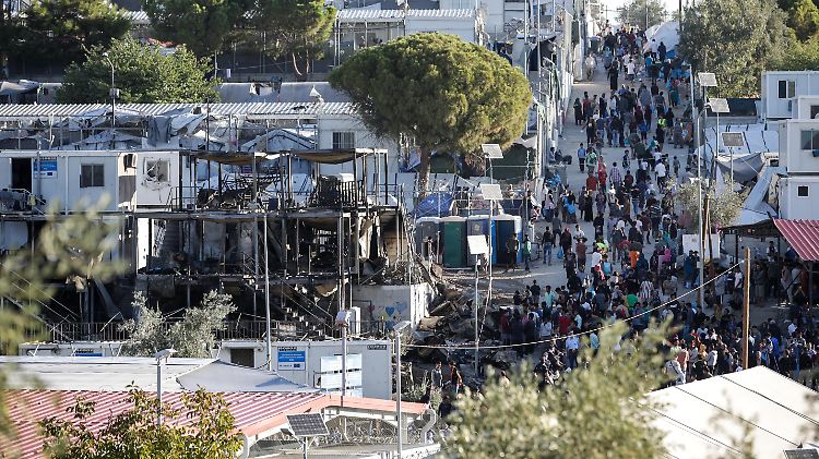Am Sonntag brannte es im Flüchtlingslager Moria. Eine Frau starb.