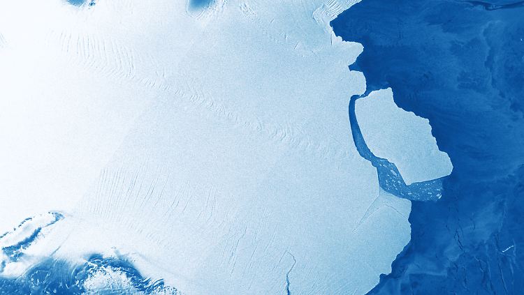Aus der Luft wirkt der etwa 50 mal 30 Kilometer große Eisberg mit dem Namen "D28" gar nicht so groß. 