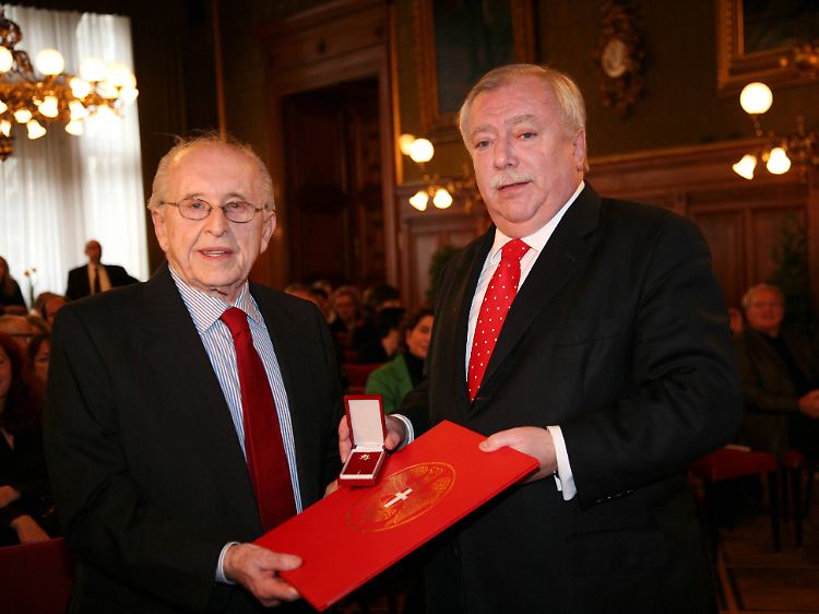 Pleskow (l. mit Wiens Ex-Bürgermeister und Landeshauptmann Häupl) bei der Verleihung der Ehrenbürgerwürde von Wien 2007.