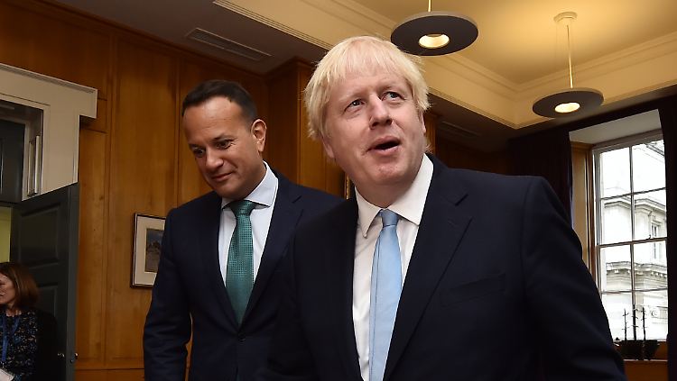 Während eines Dublin-Besuchs unterzeichnet Johnson in Varadkars Anwesenheit das Gästebuch der Stadt.