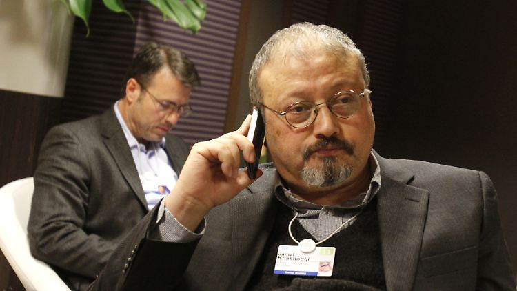 Im Jahr 2011 telefoniert der saudische Journalist Jamal Khashoggi während des Weltwirtschaftsforums in Davos.