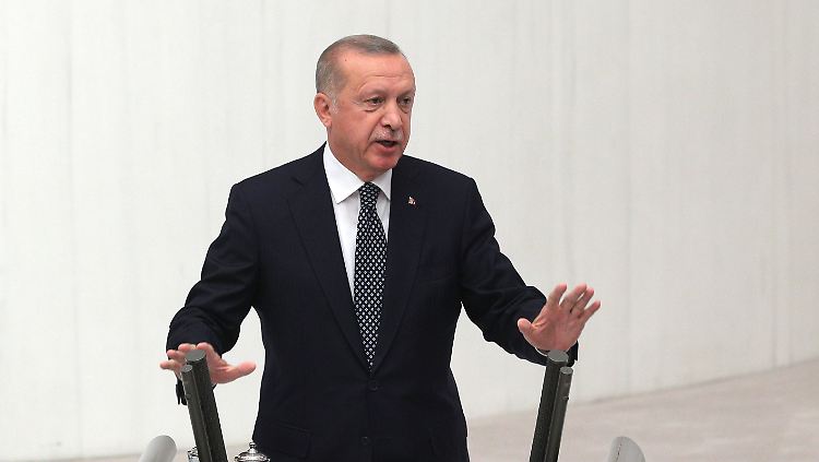 Bei einer Rede vor dem Parlament drohte Erdogan erneut mit einer Offensive in Nordsyrien.