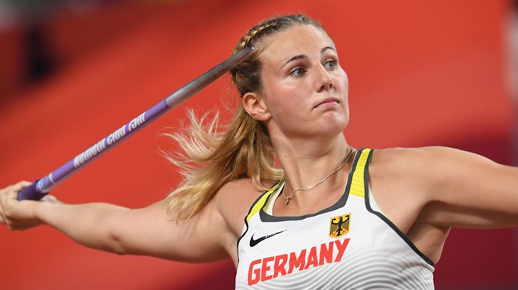 Christin Hussong verlor kurz vor Ende des Wettkampfs eine Medaille.