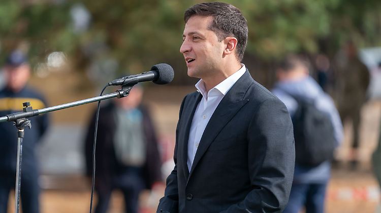 Wolodymyr Selenskyj, Präsident der Ukraine, spricht während seines Besuchs einer Militärbasis zu Soldaten. 