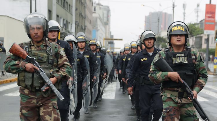 Auch die peruanische Polizei stellte sich hinter Präsident Martín Vizcarra - und marschierte in Lima auf.