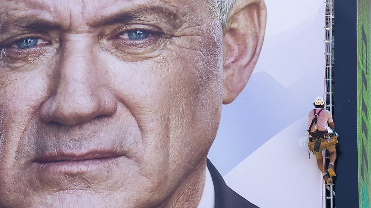 Gantz hatte betont, seine Partei werde nicht in einer Regierung sitzen, "deren Vorsitzender sich einer schwerwiegenden Anklage stellen muss".
