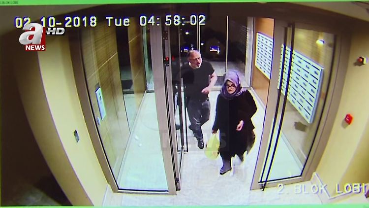 Angeblich wenige Stunden vor seinem Tod: Jamal Khashoggi und seine Verlobte betreten ein Haus in Istanbul.