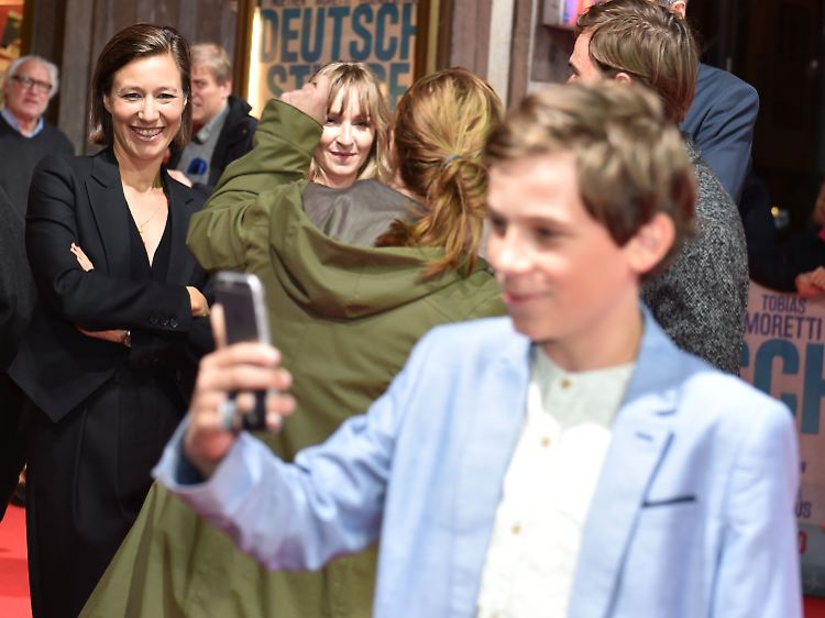 Selfi mit den Kollegen: Levi Eisenblätter genießt den Premierenabend, (Johanna Wokalek im Hintergrund links).