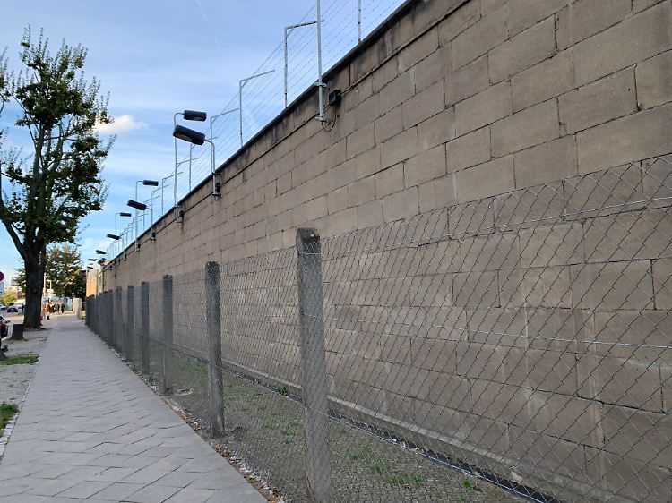 Das Gefängnis war Teil eines geheimen militärischen Sperrbezirks. Auf Karten von Berlin war es als Leergebiet eingezeichnet.