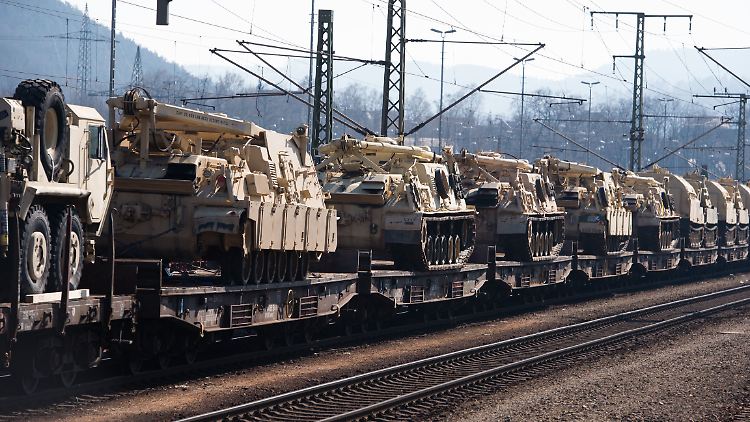 US-Panzer bei einem Truppentransport im thüringischen Saalfeld im Jahr 2015: Innerhalb von zwei Wochen soll bei "Defender 2020" eine komplette Division nach Osten verlegt werden.