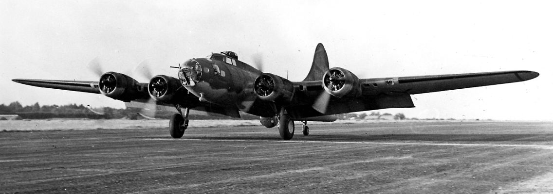 Archivbild eines B-17 Bombers - auch "Fliegende Festung" genannt, wegen seiner Widerstandsfähigkeit und starken Bewaffnung.