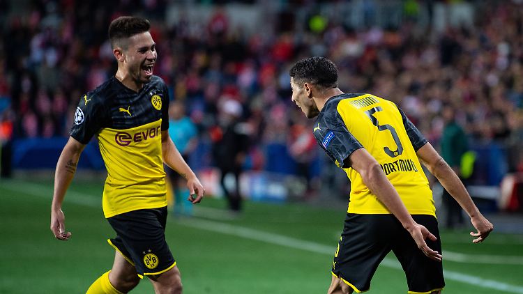 Abwehrspieler Achraf Hakimi (r.) schoss den BVB per Doppelpack zum Sieg in Prag.