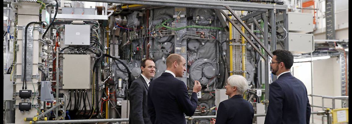 Der britische Prinz William (2. v. li.) beim Besuch eines Fusions-Forschungsreaktors im Culham Science Centre nahe Oxford.